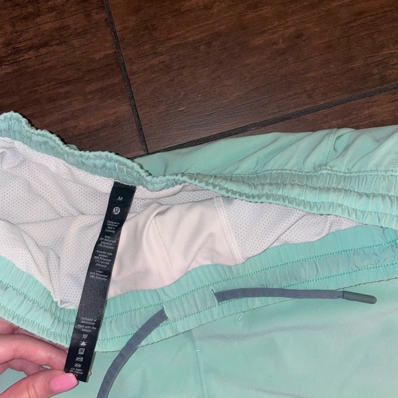 Lululemon Men’s Pace Breaker Shorts - Picture 2 of 3